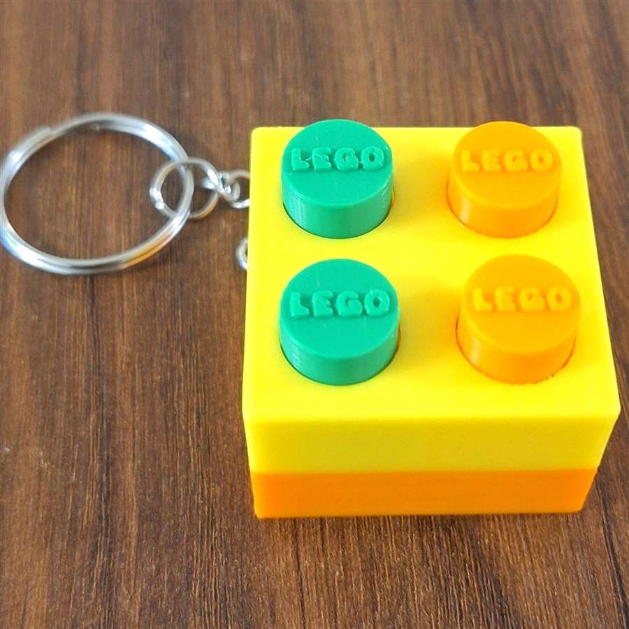 קליקר לגו 2X2 צבעוני, ירוק וכתום על בסיס צהוב